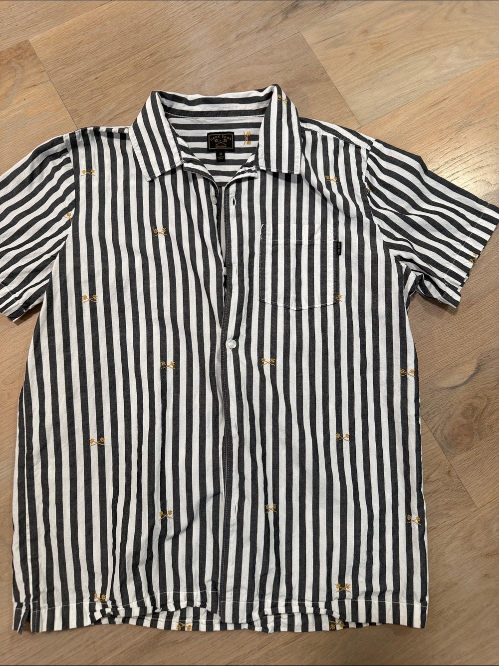 Dark Seas Division Striped Short Sleeve Button Up Shirt Men's Medium Trident